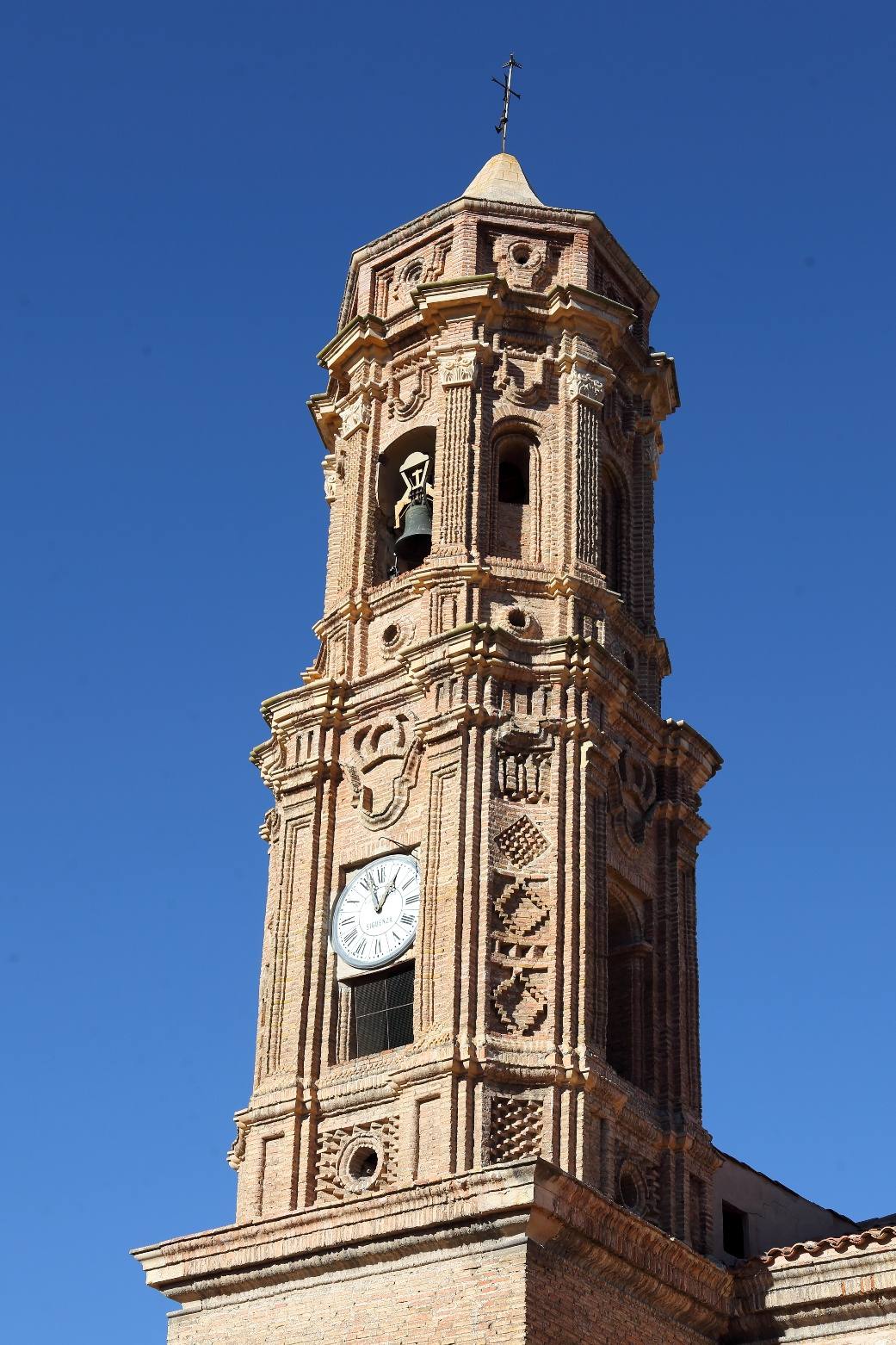 Alcaine - Iglesia de Santa María la Mayor Torre campanario de la iglesia de Santa María la Mayor de Alcaine, Cuencas Mineras, Teruel.